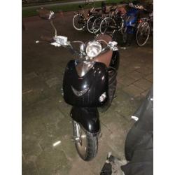 Super retro scooter met weinig km’s