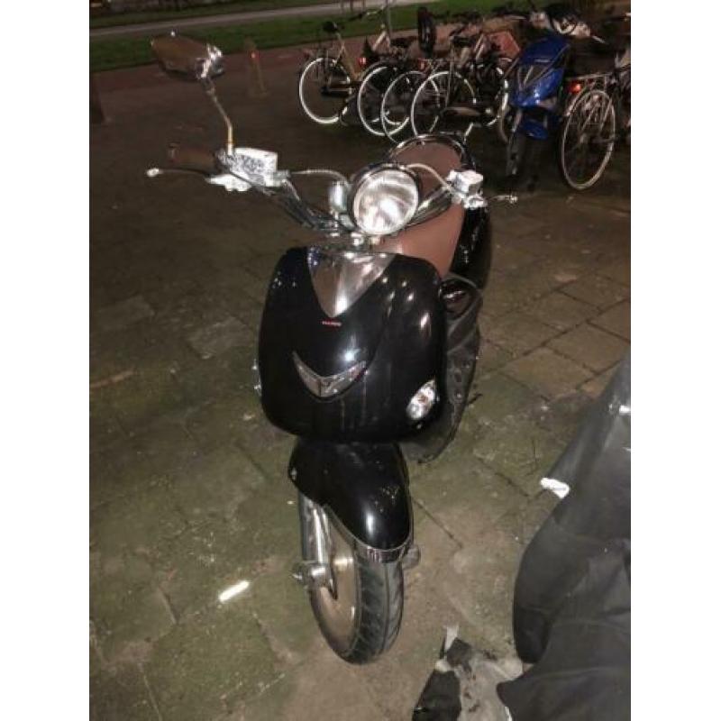 Super retro scooter met weinig km’s