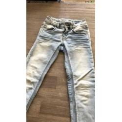 Skinny meisjes jeans maat 122/128. Lichte kleur.