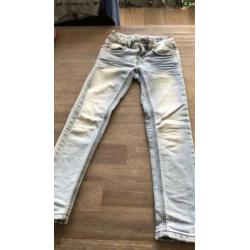 Skinny meisjes jeans maat 122/128. Lichte kleur.