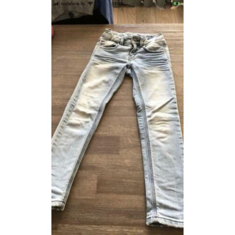 Skinny meisjes jeans maat 122/128. Lichte kleur.