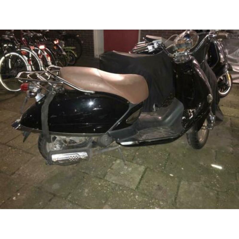 Super retro scooter met weinig km’s