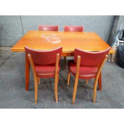 Retro eettafel met stoelen .