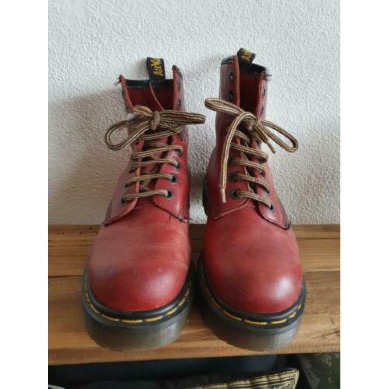 Dr Martens cherry rood met dikke zool maat 38