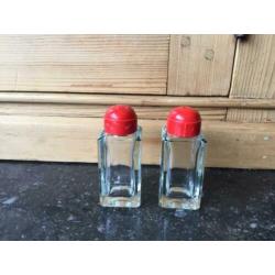 Peper en zoutstel glazen fles met rode dop retro