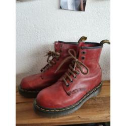 Dr Martens cherry rood met dikke zool maat 38