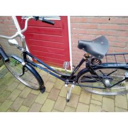 Dames fiets 28 Inc zwart met licht en slot met twee sleutels