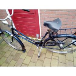 Dames fiets 28 Inc zwart met licht en slot met twee sleutels