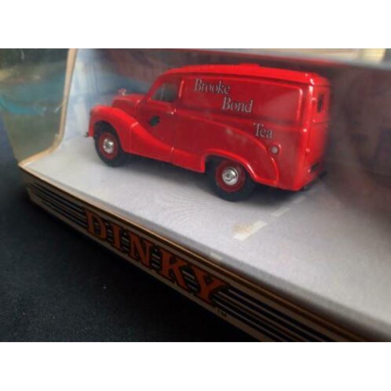 Dinky Collection Austn A40 Van rood Brooke Bond Tea – DY15