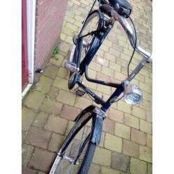 Dames fiets 28 Inc zwart met licht en slot met twee sleutels