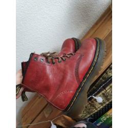 Dr Martens cherry rood met dikke zool maat 38