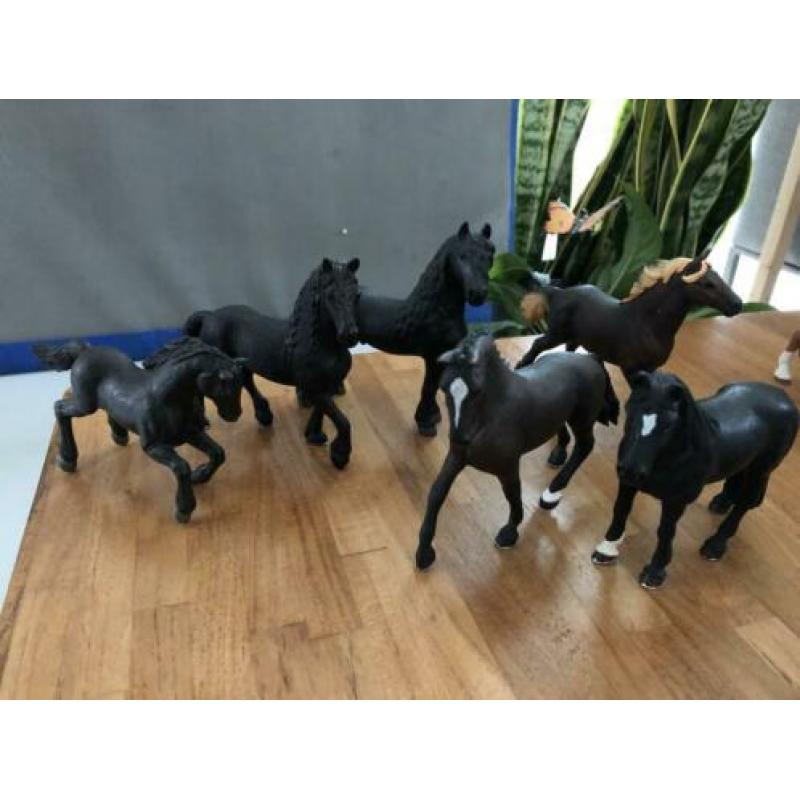 Diverse Schleich paarden (hond/kat)