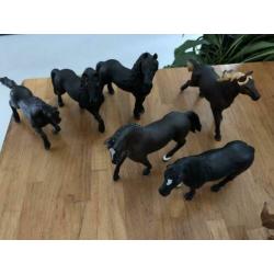 Diverse Schleich paarden (hond/kat)