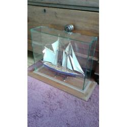 Schip in glazen vitrine