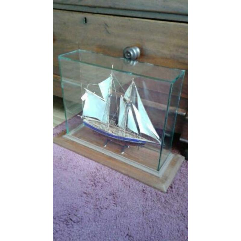 Schip in glazen vitrine