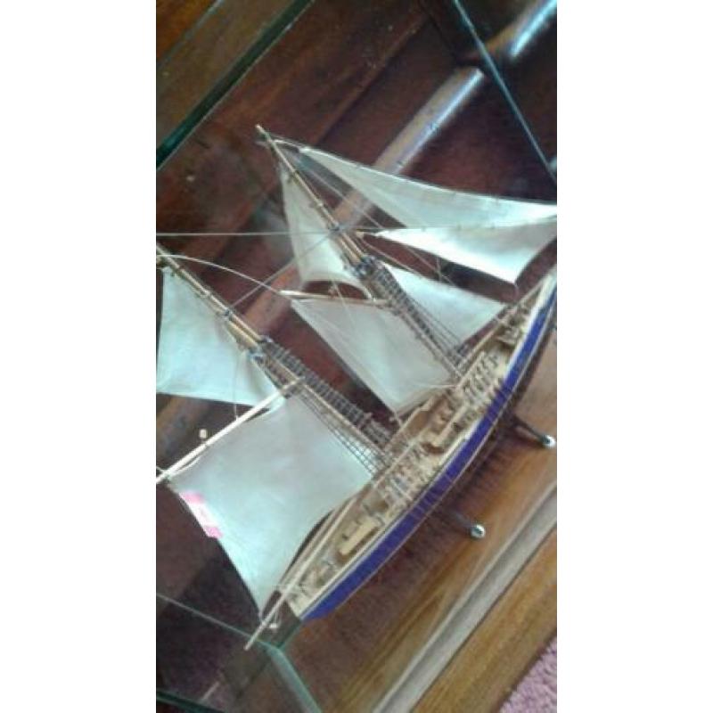 Schip in glazen vitrine