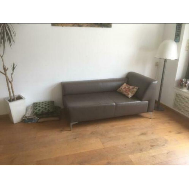 Bruin leder Chaise longue. Montel