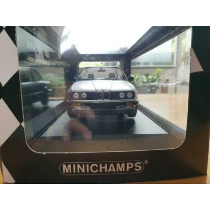 Bmw 323i e30 zilvergrijs minichamps