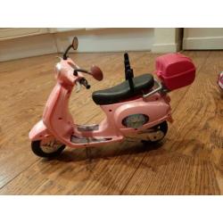 Barbie (merk) auto + barbie scooter + poppen maxi cosie