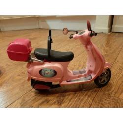 Barbie (merk) auto + barbie scooter + poppen maxi cosie