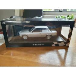 Bmw 323i e30 zilvergrijs minichamps