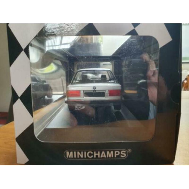 Bmw 323i e30 zilvergrijs minichamps