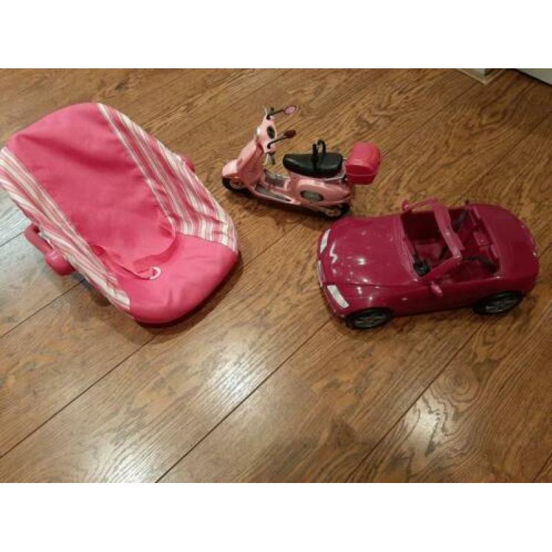 Barbie (merk) auto + barbie scooter + poppen maxi cosie