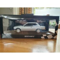 Bmw 323i e30 zilvergrijs minichamps