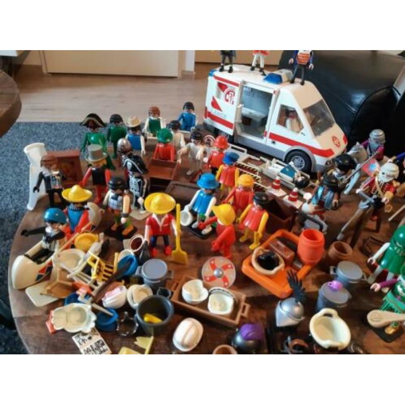 Playmobil, diverse poppetjes en items.