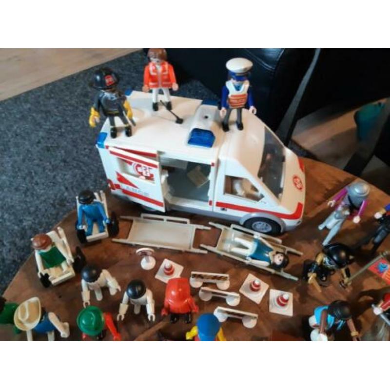 Playmobil, diverse poppetjes en items.