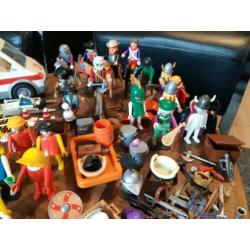 Playmobil, diverse poppetjes en items.