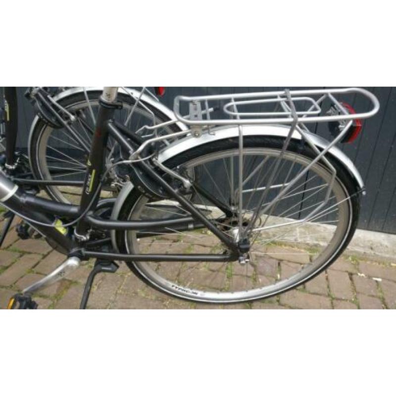 Heren en damesfiets van Batavus . V breaks 21 versnellingen.