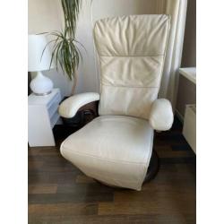 Twee draai/relax stoelen met voeten steun