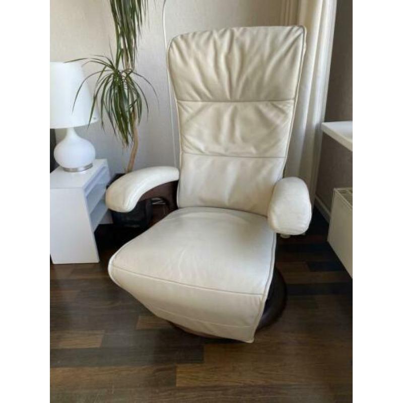 Twee draai/relax stoelen met voeten steun