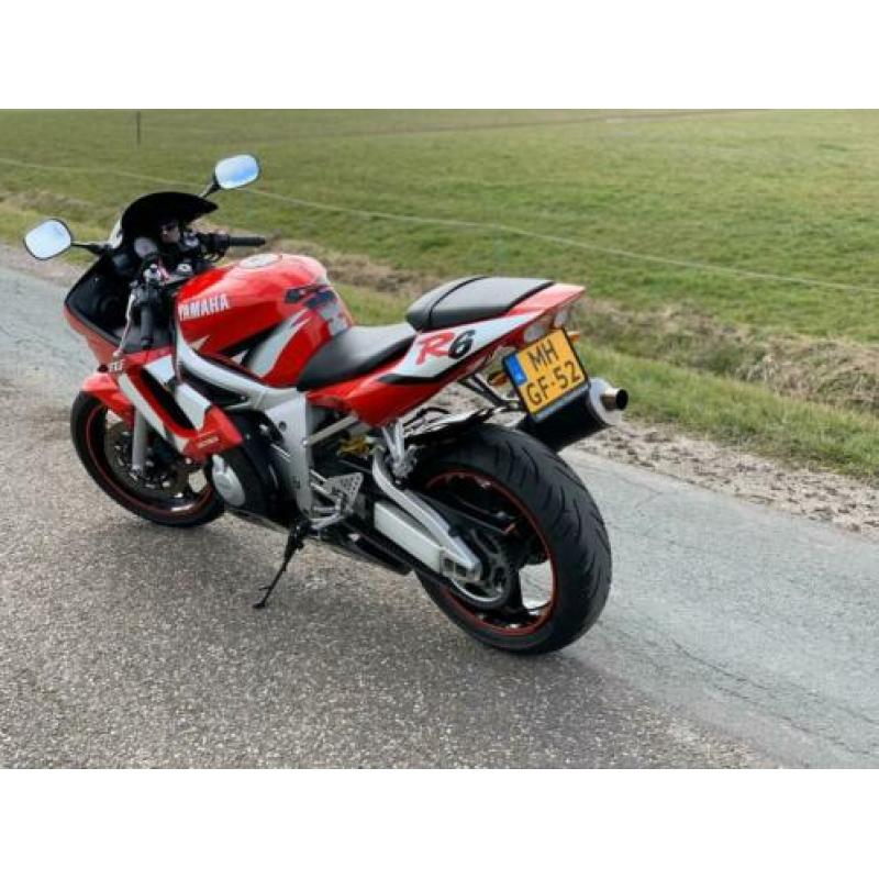 Zeer nette yamaha r6 2002!