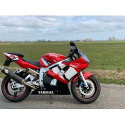 Zeer nette yamaha r6 2002!