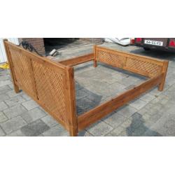 Antiek oud bed met nachtkastjes