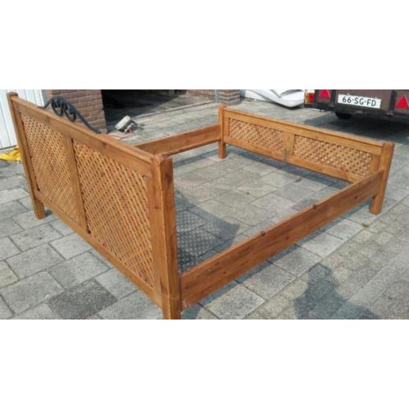 Antiek oud bed met nachtkastjes