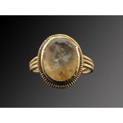 Roman decorated golden sealring with Rock crystal intaglio