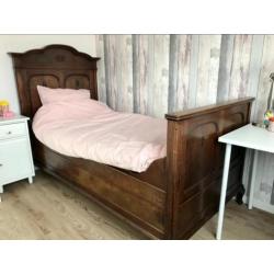 Antiek houten bed / meidenbed incl. matras