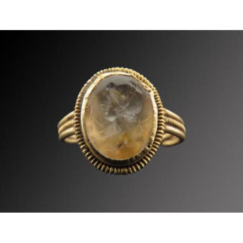 Roman decorated golden sealring with Rock crystal intaglio