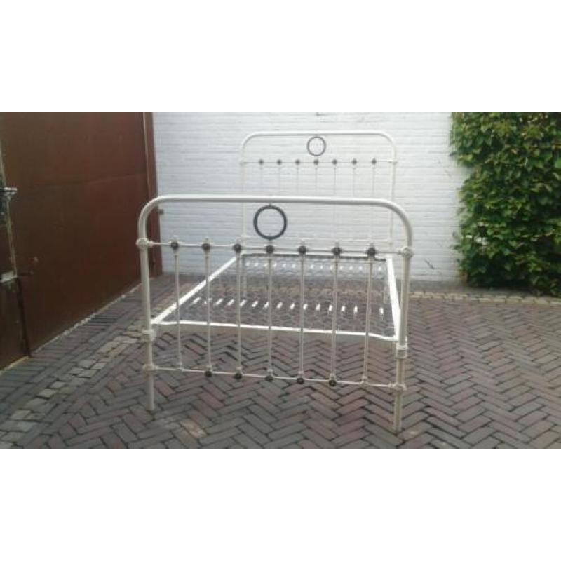 Antiek frans spijlenbed wit ijzeren bed brocante koopje