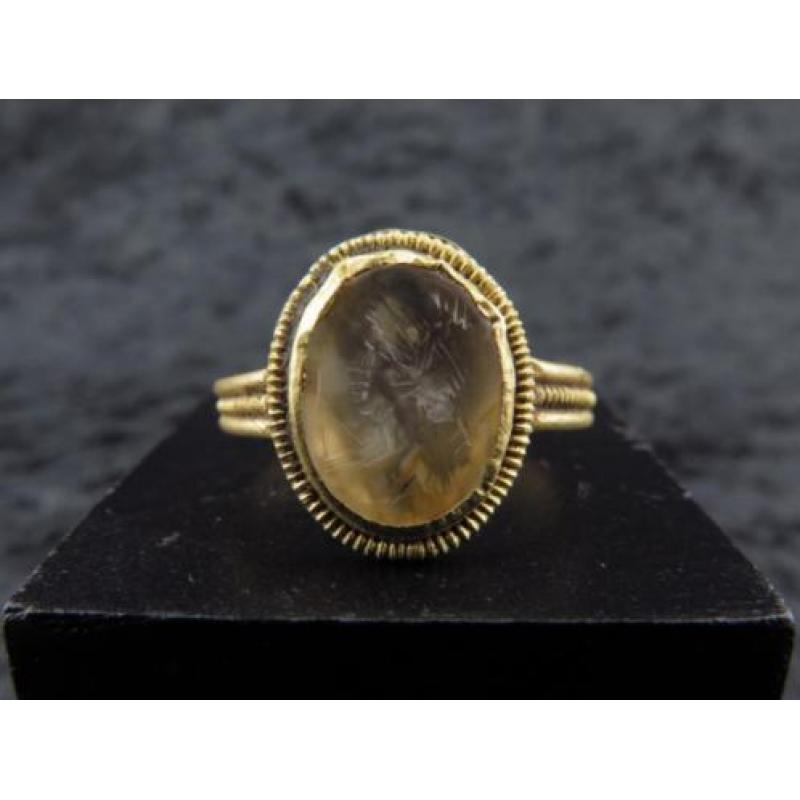 Roman decorated golden sealring with Rock crystal intaglio