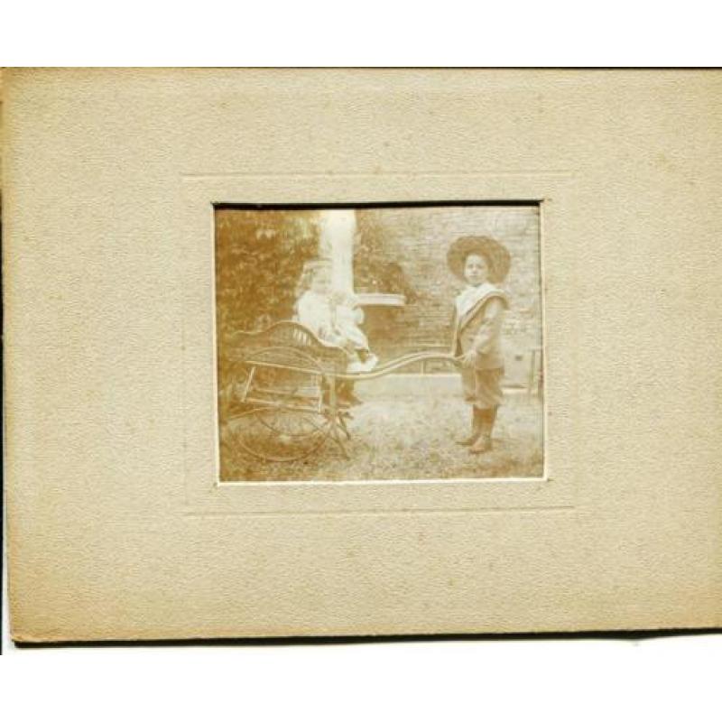 Twee Kindjes met Karretje ca 1900