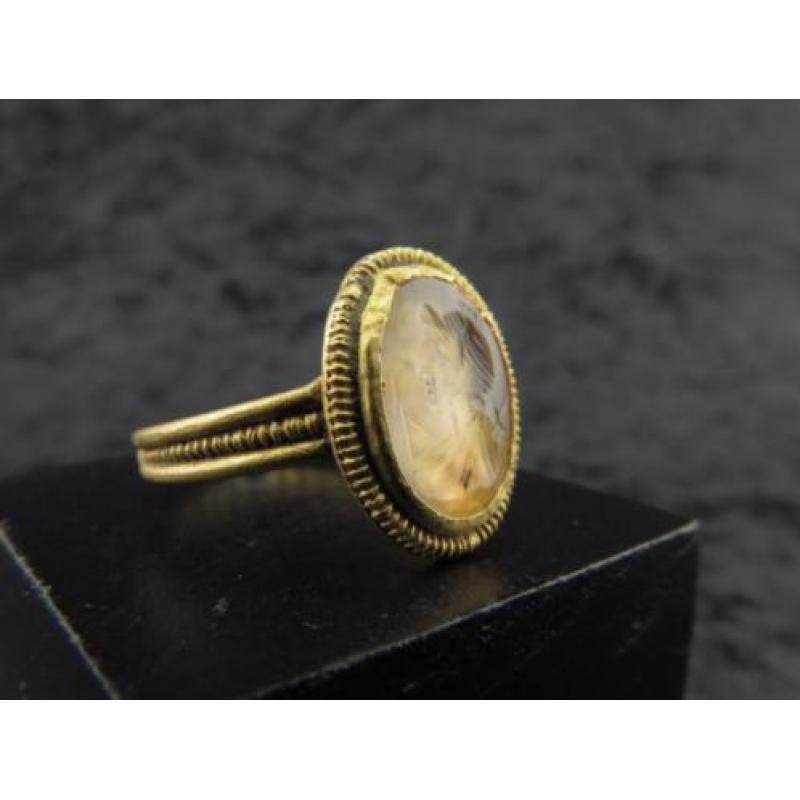 Roman decorated golden sealring with Rock crystal intaglio