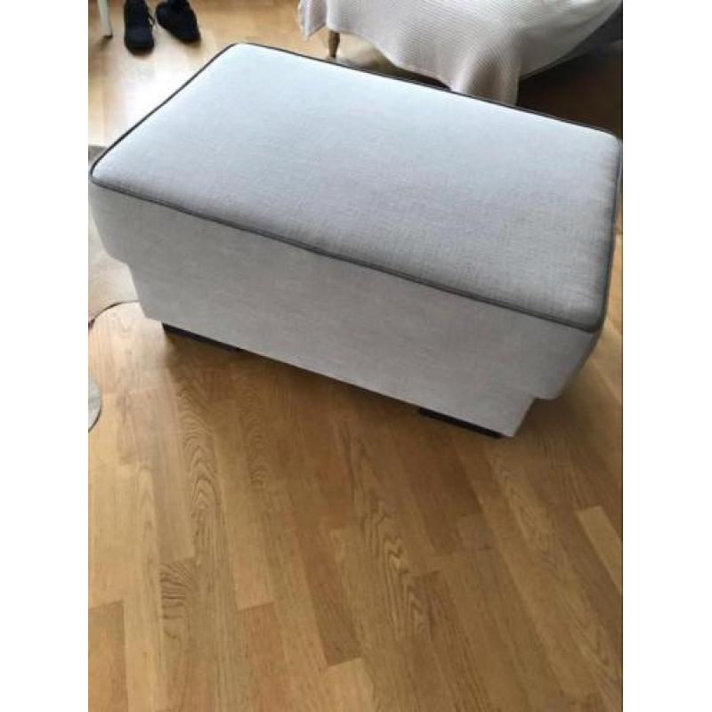 Mooie Hocker kleur grijs/taupe