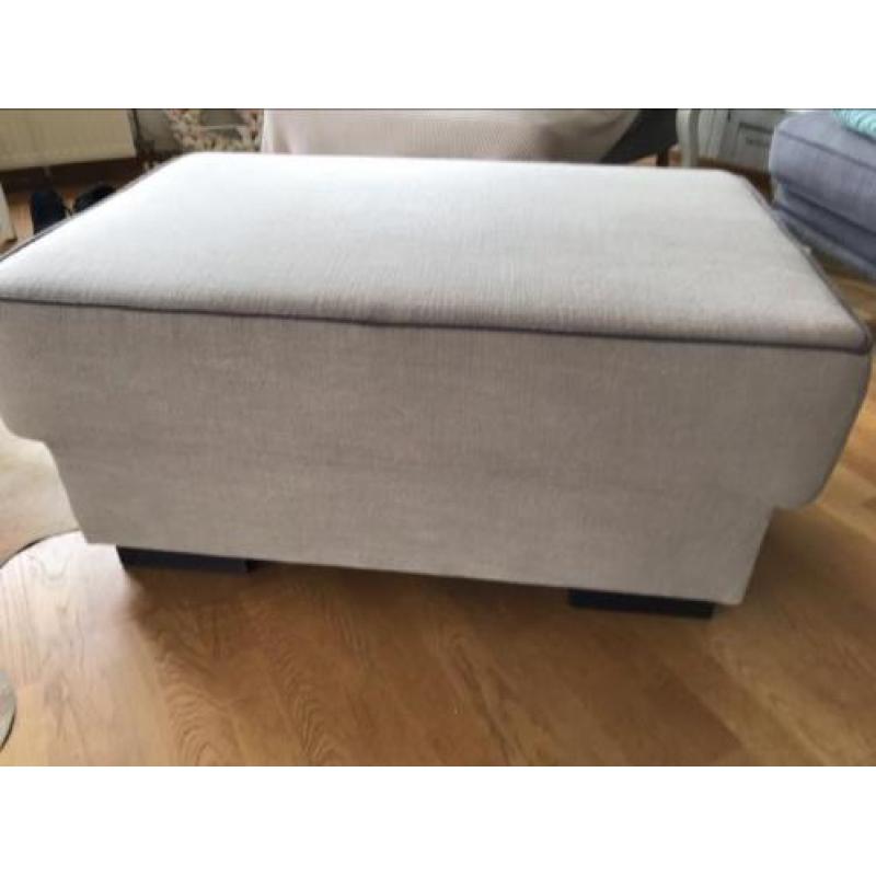 Mooie Hocker kleur grijs/taupe